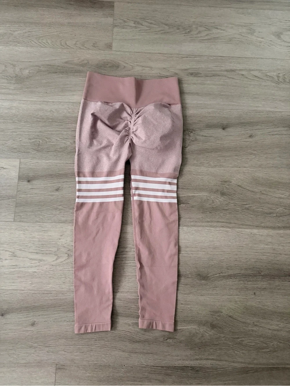 High-Rise Mauve Scrunch Leggings with White Stripes